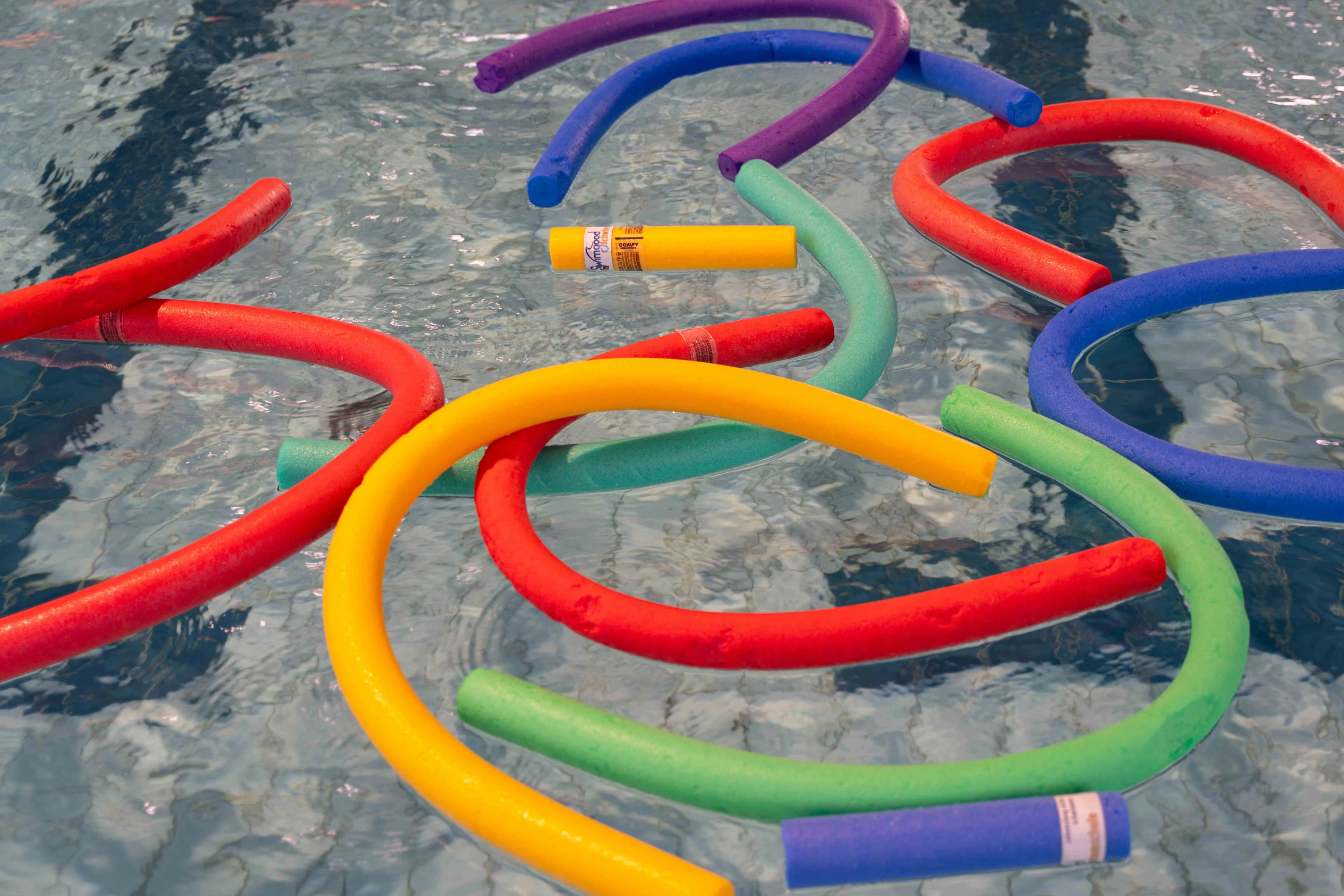 Kinder beim spielerischen Schwimmenlernen